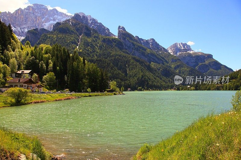 白云石意大利阿尔卑斯绿色阿勒格村，绿松石湖，西维塔山