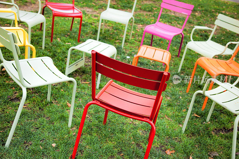 哈佛校园里的彩色铝椅子