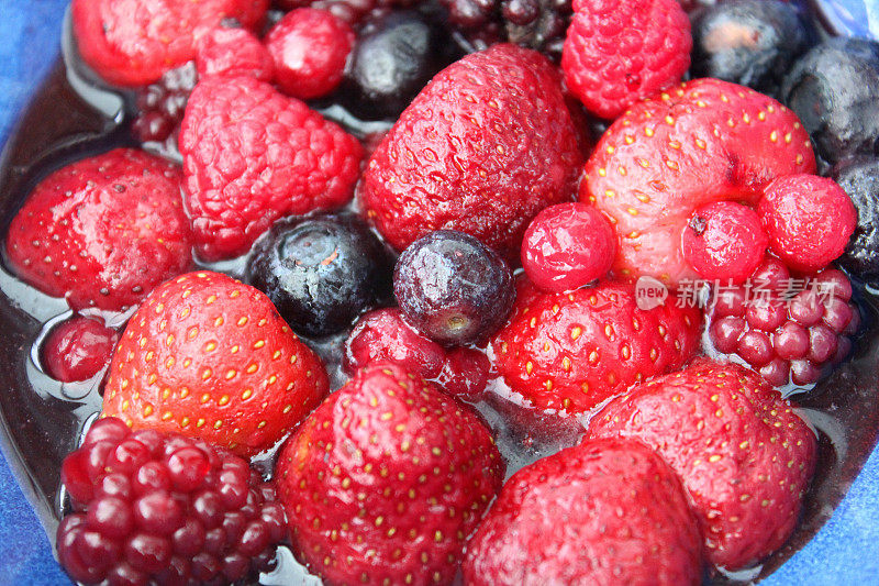 夏天解冻的水果，草莓，覆盆子，蓝莓，果汁