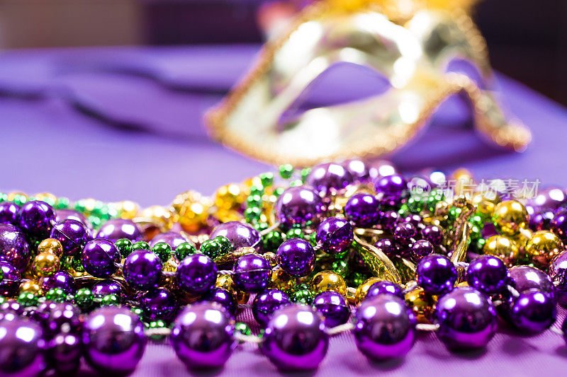 狂欢节,狂欢节。紫色，金色，绿色，面具，珠子。