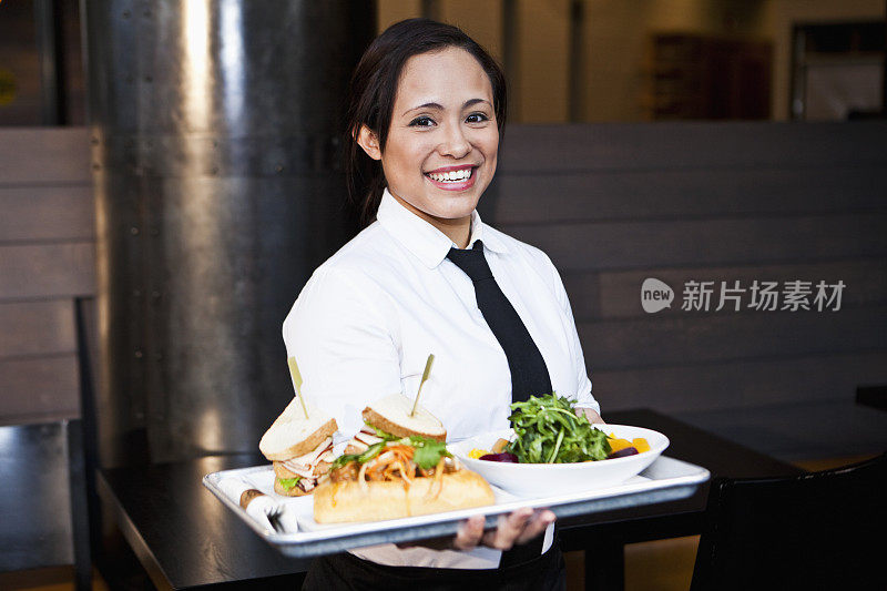 西班牙女服务员端着一盘食物