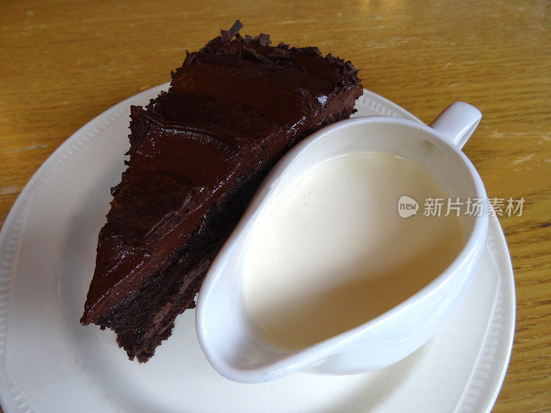 自制巧克力软糖蛋糕片，一壶奶油，甘纳许奶油糖霜