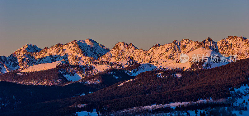 戈尔山脉日落与Alpenglow