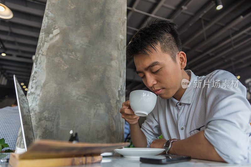 早上喝杯热咖啡，开始新的工作日