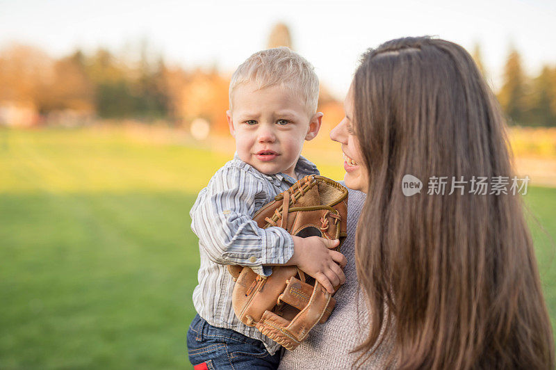 一位年轻漂亮的母亲抱着她正在啼哭的孩子