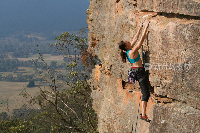 女人rockclimbing