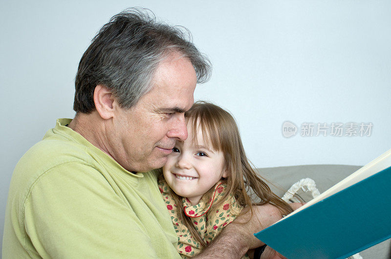 爸爸和女儿读