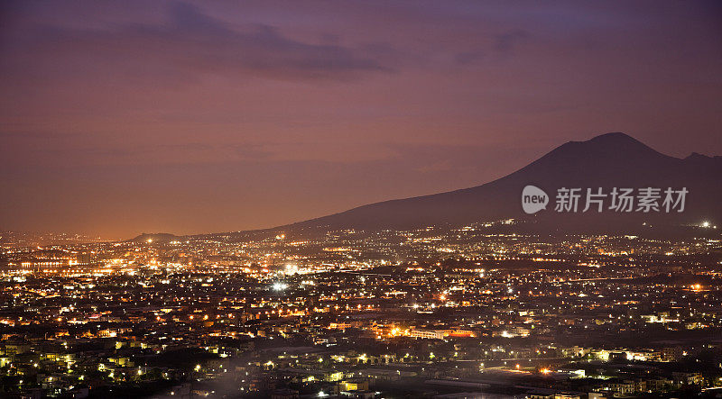 夕阳下的那不勒斯，以维苏威火山为背景