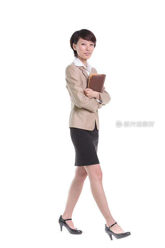 年轻的亚洲商业女性拿着文件夹。