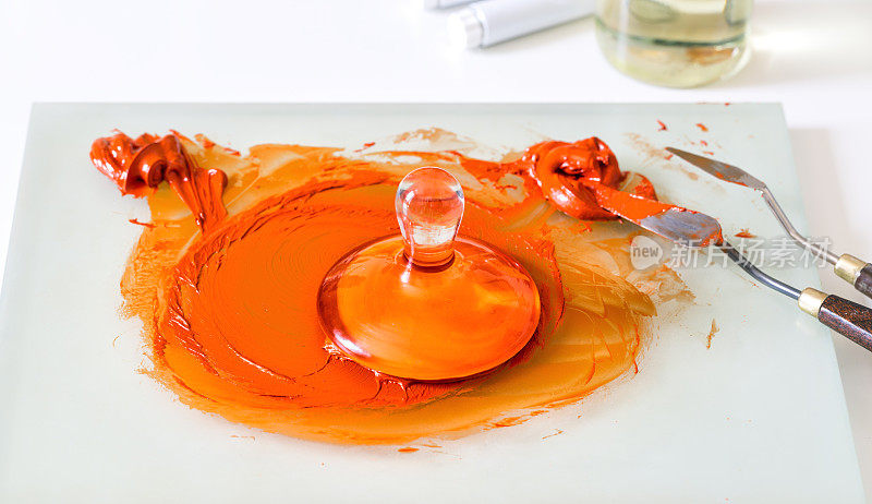 用研磨机研磨红橙色的油漆