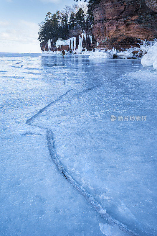 冰湖上通向冰洞的裂缝