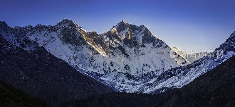 珠穆朗玛峰的日出在尼泊尔喜马拉雅山脉Khumubu山谷Tangboche寺