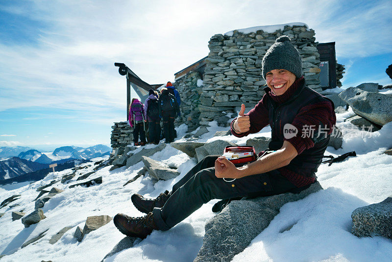 血友病患者在白雪覆盖的山顶注射