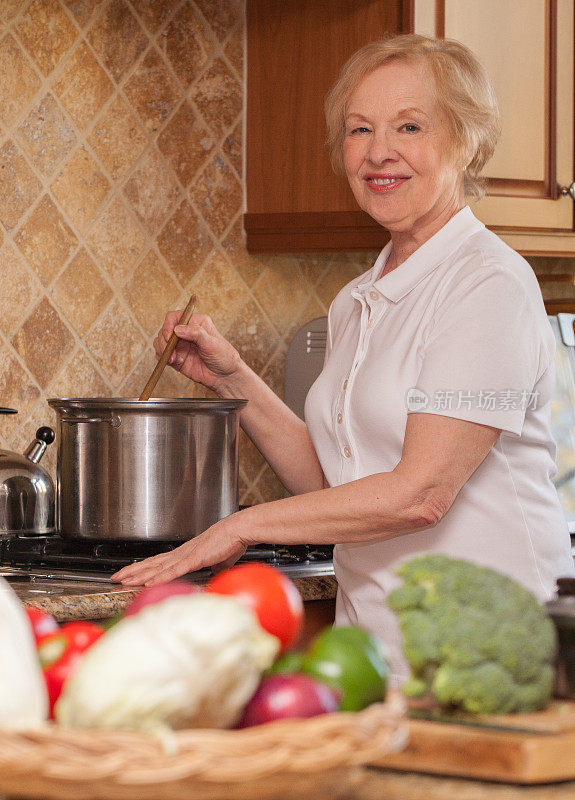 年长妇女做家务:做饭用