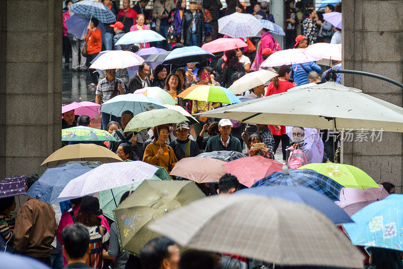 五颜六色的雨伞在雨中-香港