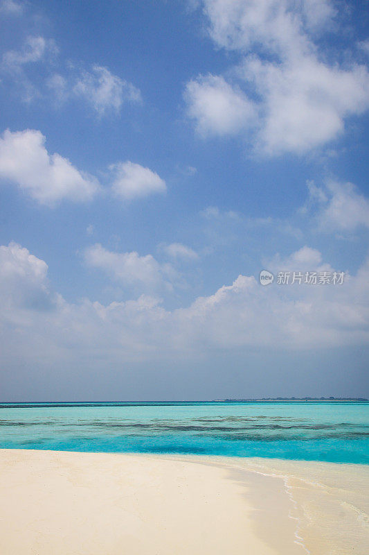 海滩边的蓝色热带泻湖