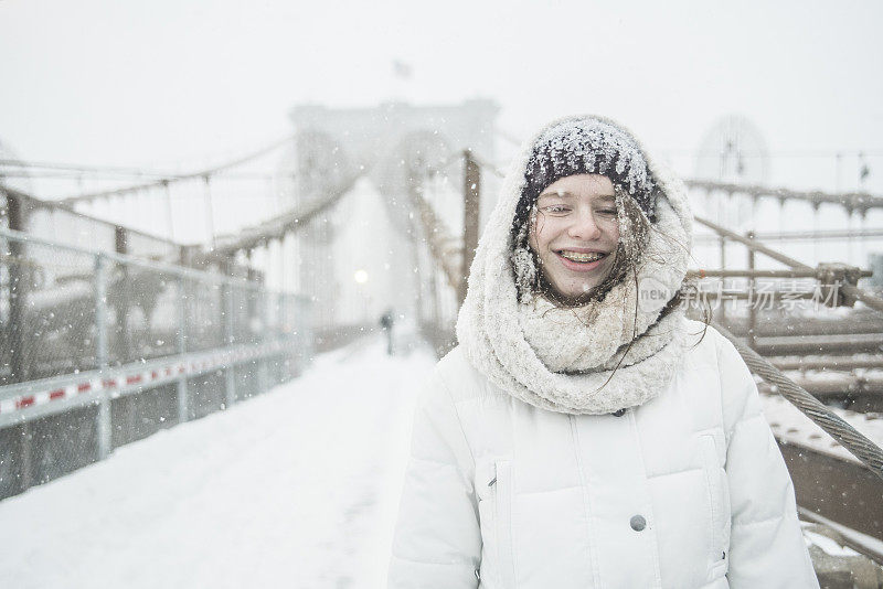 在布鲁克林大桥下大雪的少女