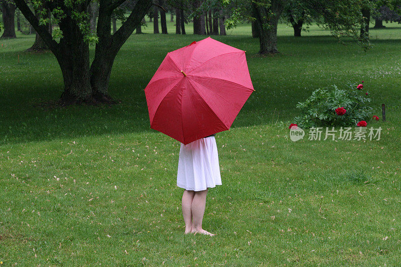 红伞，雨中赤脚女人