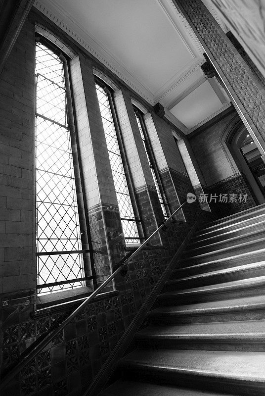 室内黑白古色古香的窗户，带有楼梯