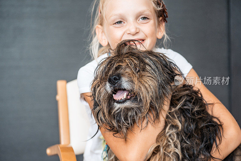 快乐女孩肖像与她的狗