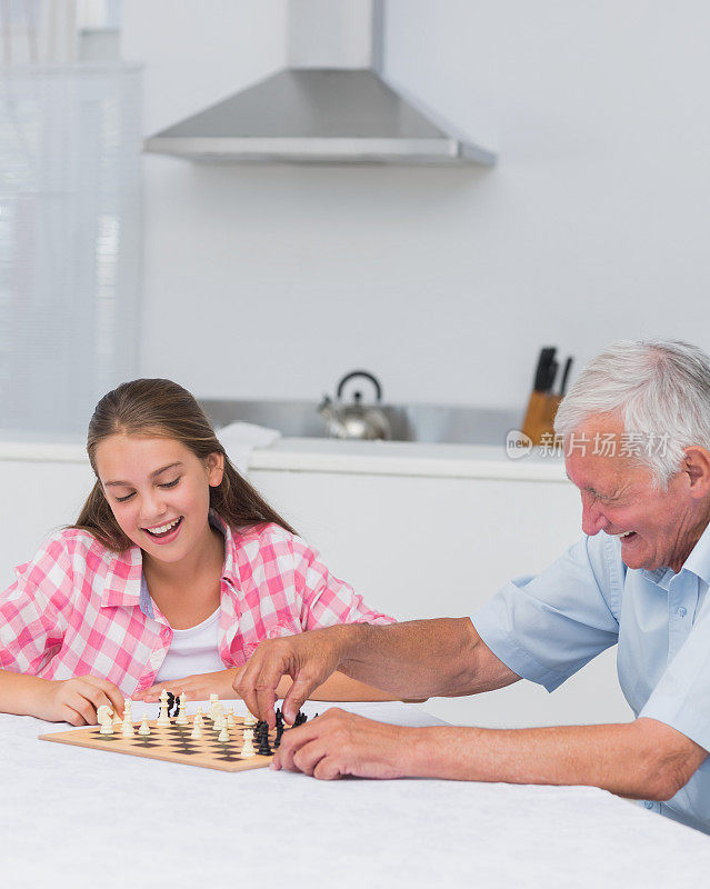 微笑的女孩和她的爷爷下棋