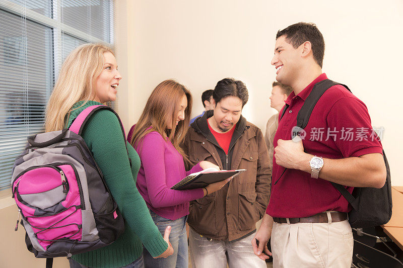 教育:大学生在课前说话。