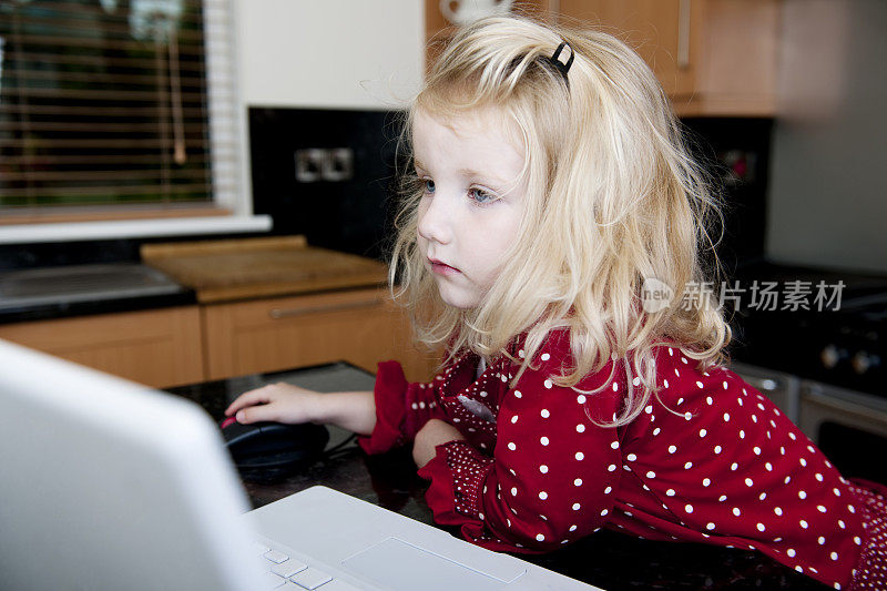 小女孩在家上网