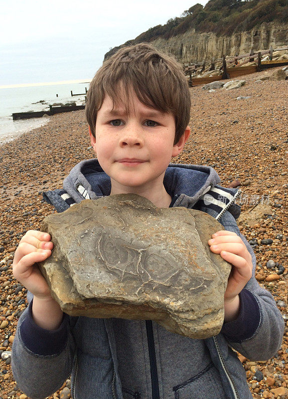 在侏罗纪海岸寻找化石的男孩