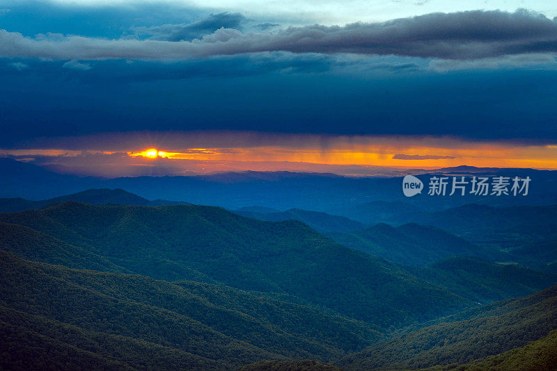 阿巴拉契亚山脉的日落带着一丝雨