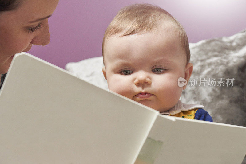 妈妈给小婴儿读书