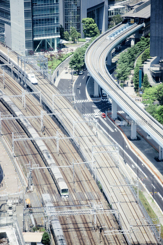 东京市内，白天有铁路，单轨，东京