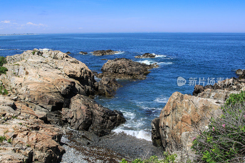 缅因州Ogunquit的边际路和海洋岩石景观，