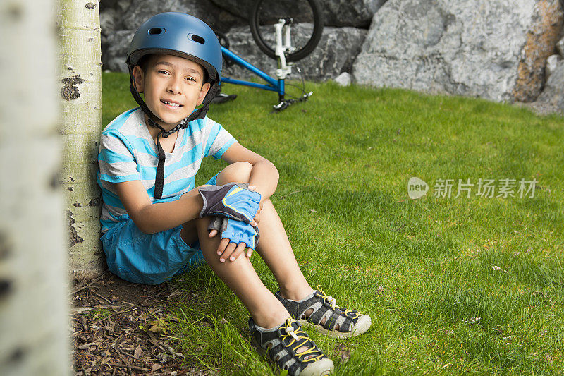 小男孩在山里骑自行车