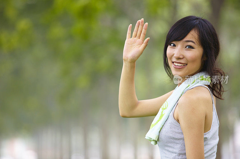 年轻漂亮的亚洲女人在户外慢跑