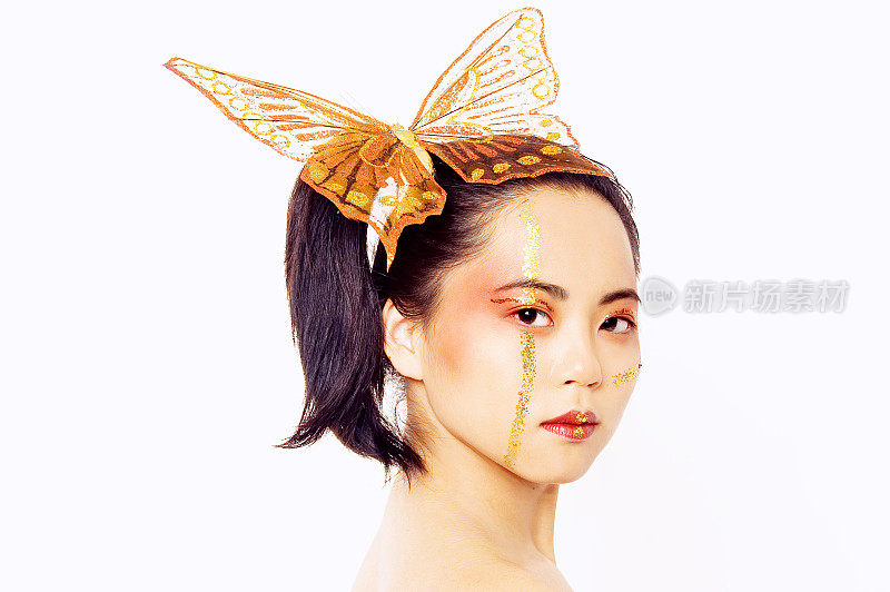 年轻亚洲女人的肖像与蝴蝶在头上