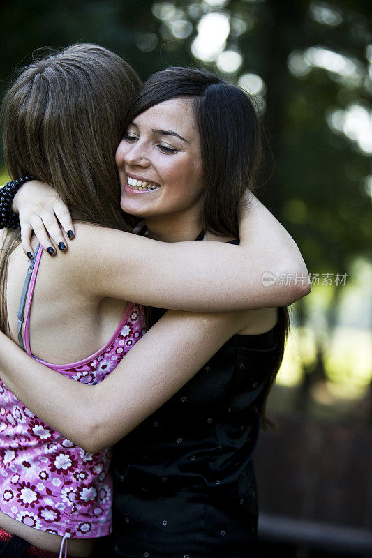 两个年轻女子拥抱