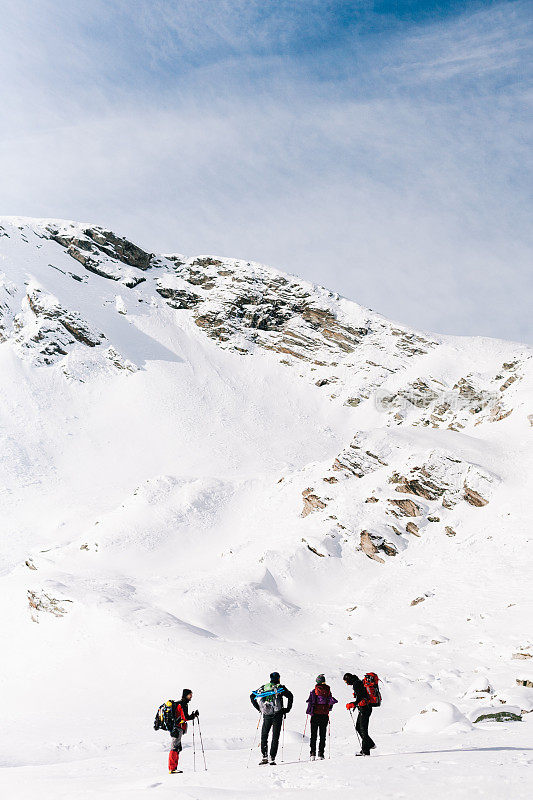 徒步旅行者在雪山前