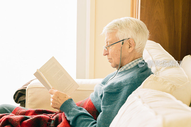 老人在读一本书