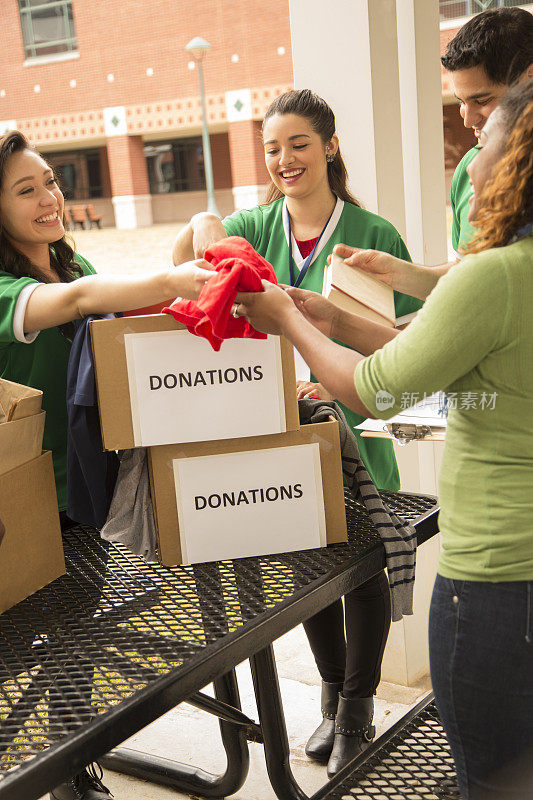 志愿者:大学生为社区募捐衣物。
