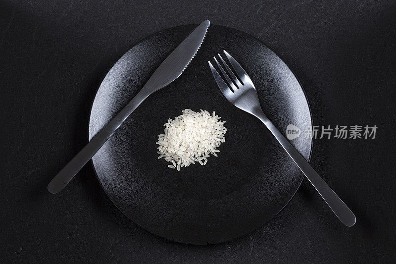 黑色盘子里的米饭