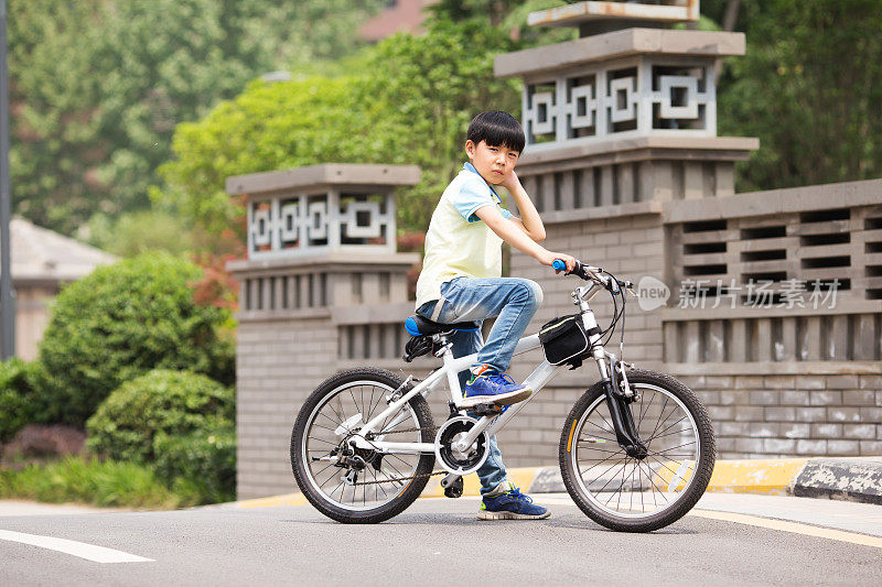 小学生在一个安静的小区里骑自行车