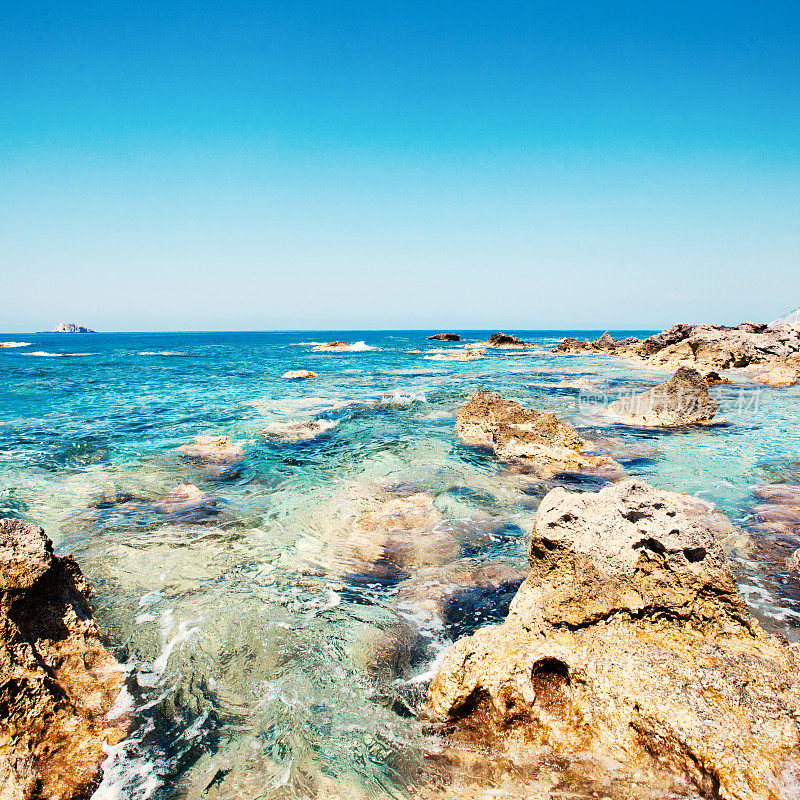 海滩和海边的岩石