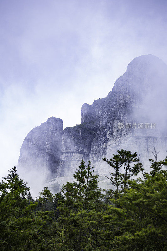 云中阿尔卑斯山山脉的全景