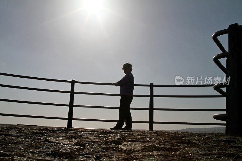 海滩观景台上女人的剪影