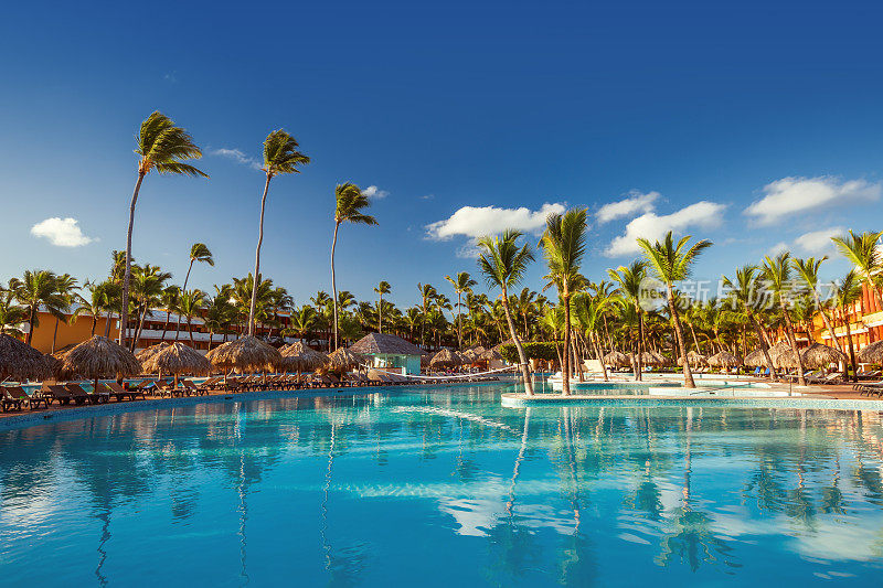 多米尼克，蓬塔卡纳热带度假胜地的美丽游泳池