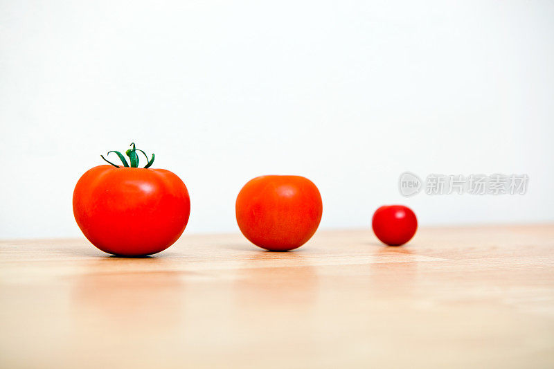 连续拍摄三个樱桃番茄