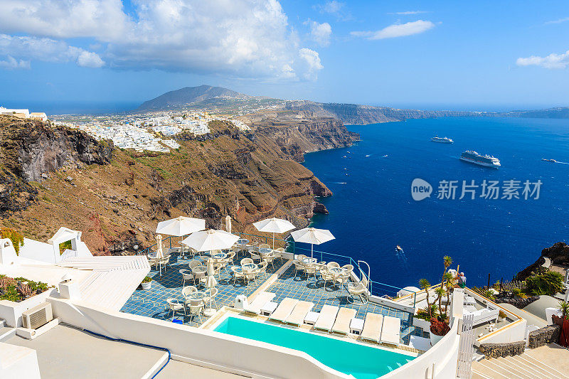 希腊圣托里尼岛，拥有典型的希腊白色建筑的Imerovigli村的游泳池