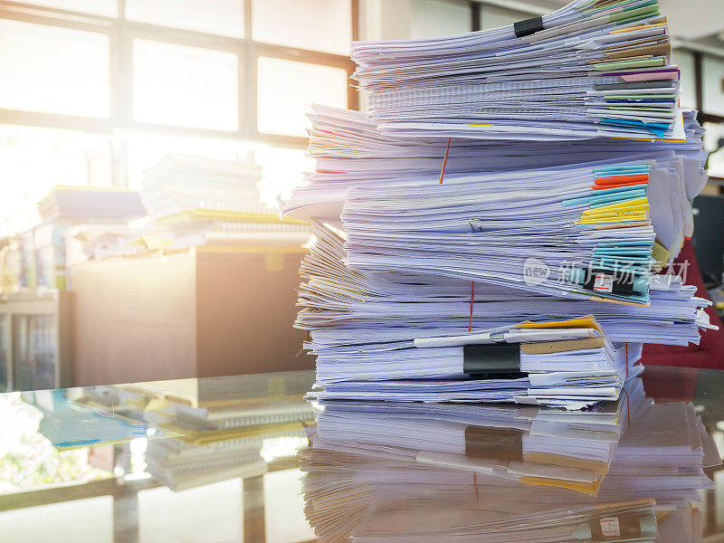 业务概念，办公桌上一堆未完成的业务文件