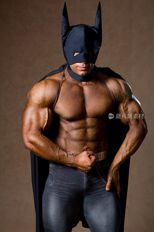 英俊强壮的男人在黑色面具