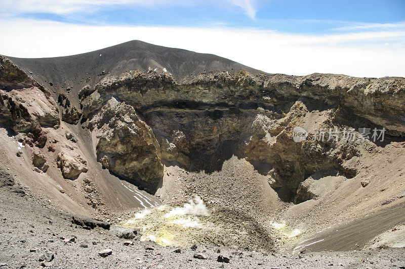 在一个美丽的日子里看着秘鲁埃尔米斯提火山的火山口